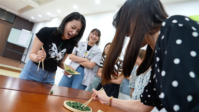 浓情端午·巧手争“粽”-科强股份举办趣味夹粽大赛1